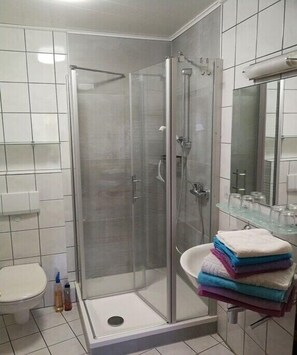 Douche, articles de toilette (gratuits), séchoir à cheveux