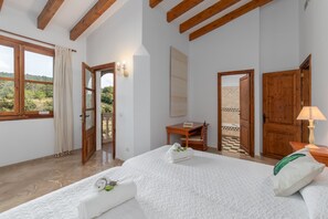 5 habitaciones, tabla de planchar con plancha y wifi gratis 