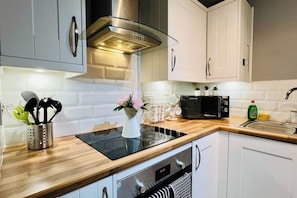 Private kitchen - Luxurious Ensuite Flat with Free Parking (Paisley)