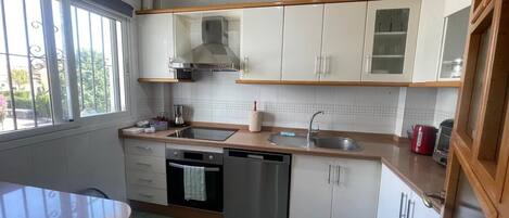 Réfrigérateur, micro-ondes, four, lave-vaisselle