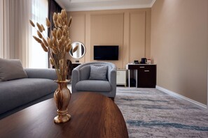 Phòng Suite dành cho gia đình, ban công, quang cảnh thành phố | Két bảo mật tại phòng, trang bị nội thất với thiết kế riêng biệt, bàn 