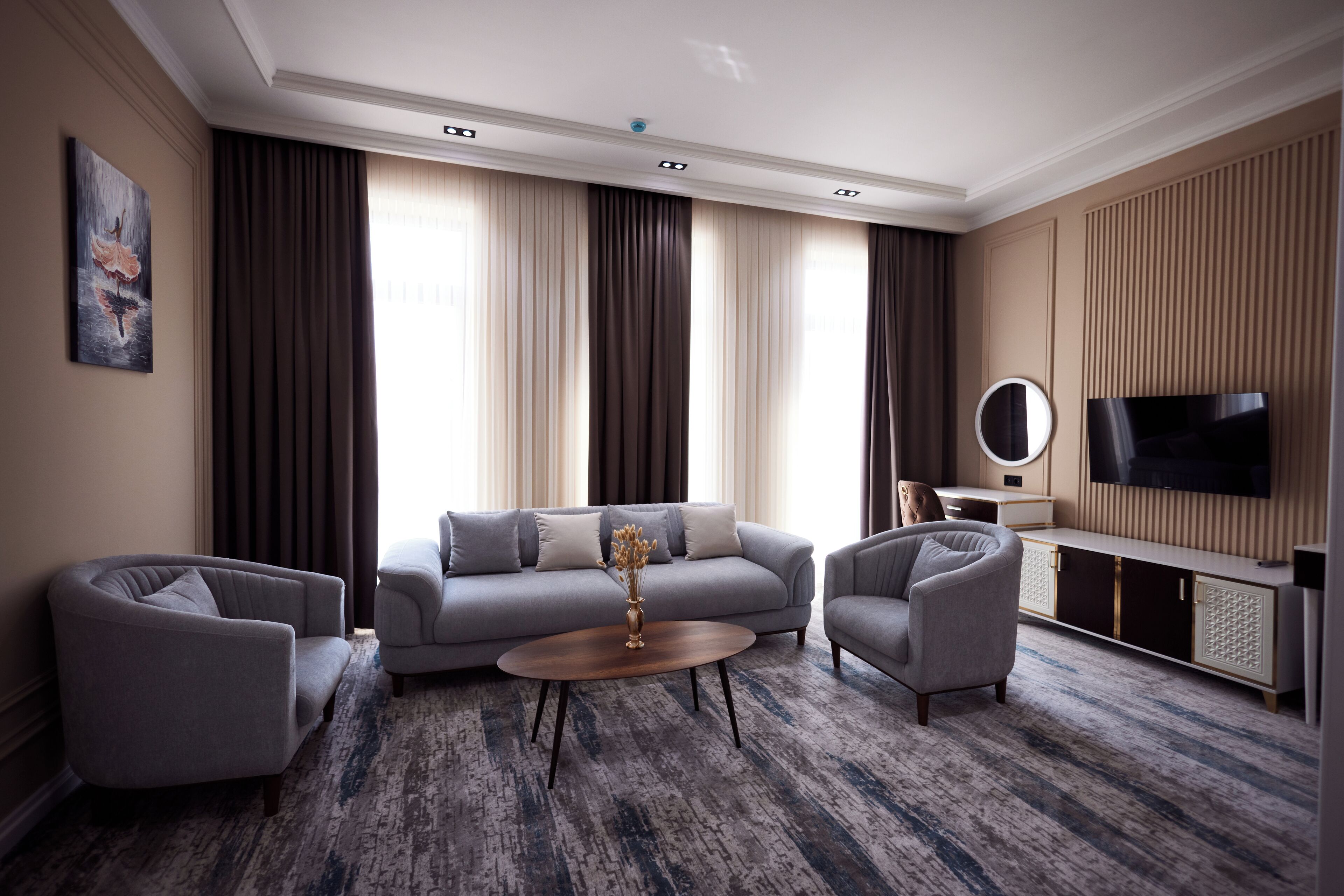 Familie suite, balkon, uitzicht op de stad | Een kluis op de kamer, geluiddichte muren, een strijkplank/strijkijzer