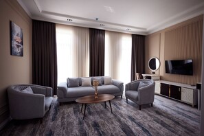 Suite familiar, balcón, vistas a la ciudad | Caja fuerte, mobiliario individual, escritorio