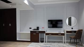 Superior Twin Room, Balcony, Courtyard View | 1 bedroom, in-room safe, soundproofing, iron/ironing board