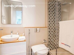 Shower, hair dryer - Cozy 2BR Apt in Dubai Hills (دبي)