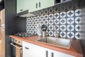 Refrigerador, microondas, horno y parrilla de estufa 