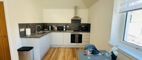 Kühlschrank, Mikrowelle, Ofen, Geschirrspüler