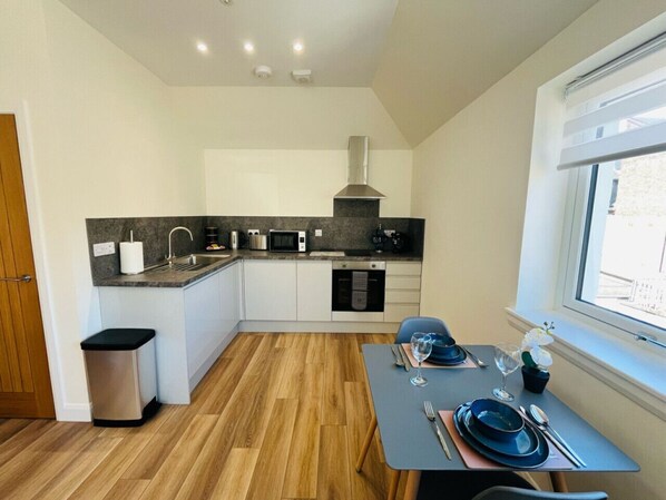 Kühlschrank, Mikrowelle, Ofen, Geschirrspüler