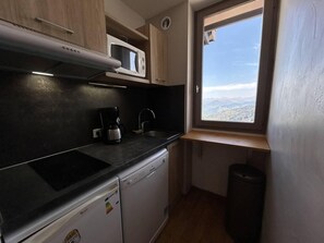 Coffee/tea maker, fridge, microwave - 70m from shops, 5th floor, view valley, balcony, tv, 50m², Méribel-Mottaret (Méribel - Les Allues)
