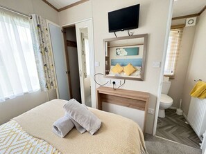 2 bedrooms, iron/ironing board, WiFi, bed sheets - Sunnyside static lakeside home (Hoburne Holiday Park)