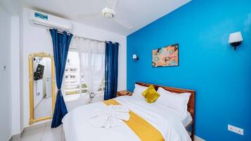 2 bedrooms, iron/ironing board, internet, bed sheets