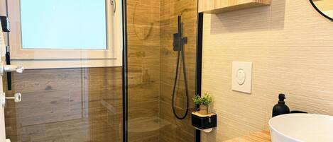 Dusche, Haartrockner, Bidet, Handtücher
