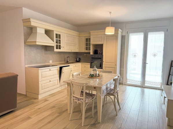 Réfrigérateur, un four, surface de cuisson, lave-vaisselle