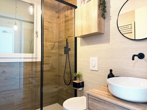 Dusche, Haartrockner, Bidet, Handtücher