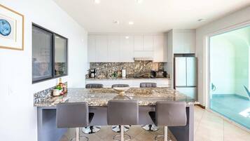 Een koelkast, een magnetron, een oven, een kookplaat