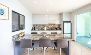 ثلاجة، ميكروويف، فرن، موقد طهي مسطح