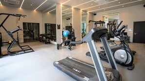 Ein modernes Fitnessstudio mit Laufbändern, Kraftgeräten und Trainingsbällen.