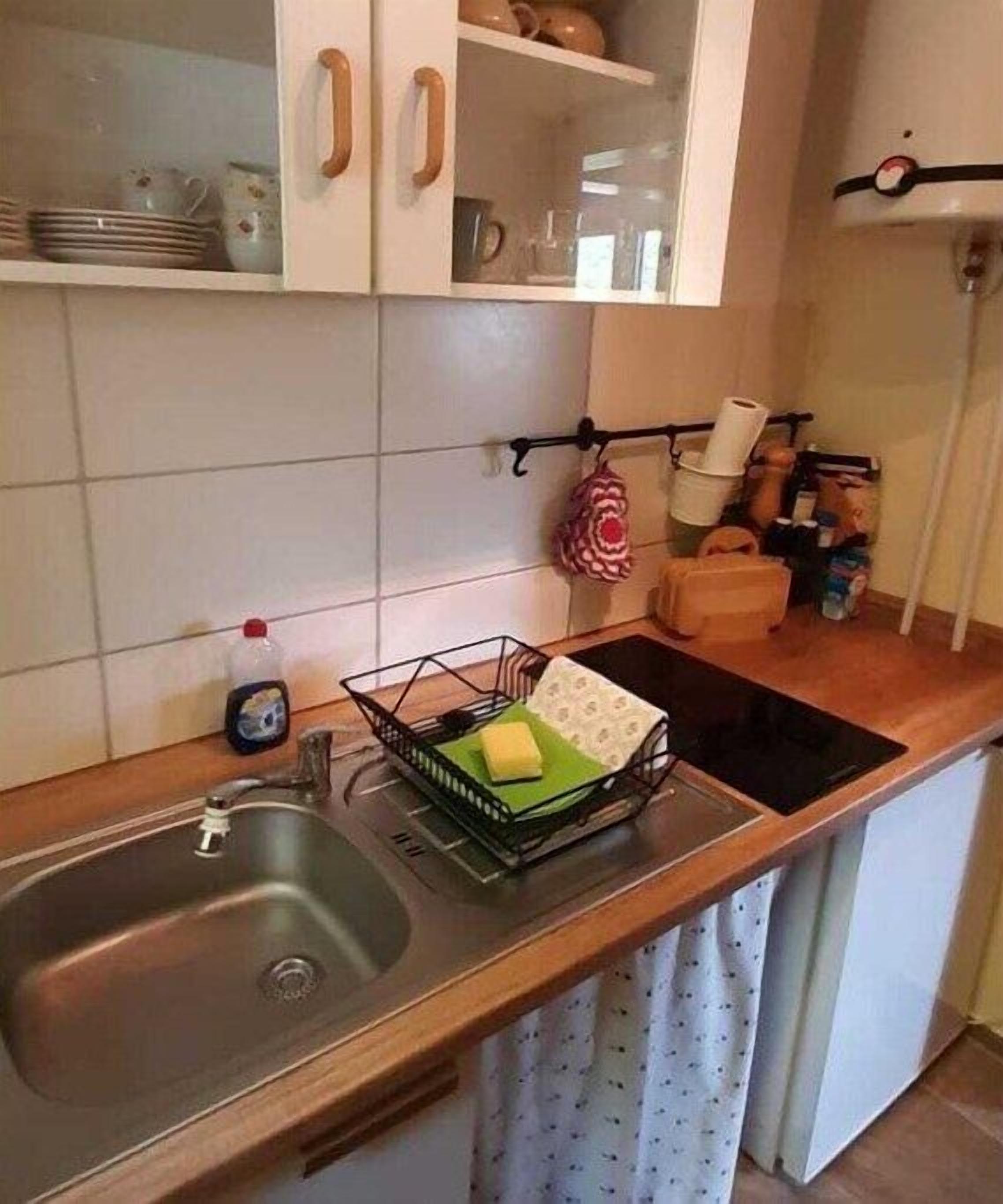 Kühlschrank, Herdplatte, Wasserkocher mit Kaffee-/Teezubehör, Toaster