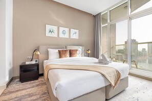 In-room safe, iron/ironing board, free WiFi, bed sheets - Studio with Skyline Views Overlooking the Dubai Water Canal and Burj Khalifa (Dubai)