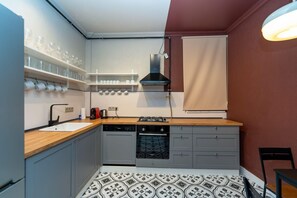 Oven, stovetop, dishwasher, coffee/tea maker