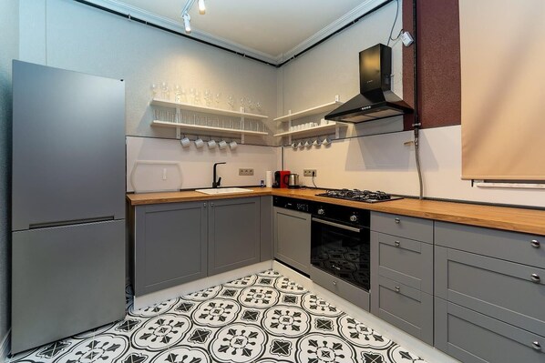 Oven, stovetop, dishwasher, coffee/tea maker