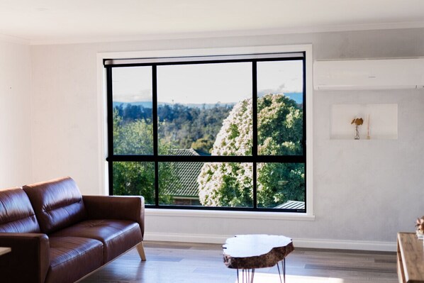 Smart TV - Beautiful Mountain Views (Prospect Vale)