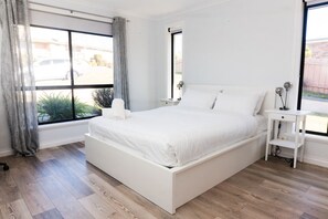 Desk, iron/ironing board, travel crib, free WiFi - Beautiful Mountain Views (Prospect Vale)