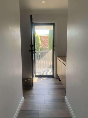 Interior - Beautiful Mountain Views (Prospect Vale)