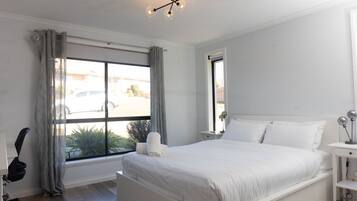 Bureau, fer et planche Ă repasser, lit parapluie, Wi-Fi gratuit