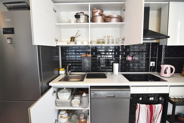 Oven, stovetop, dishwasher, cookware/dishes/utensils