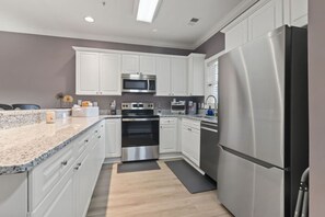 Kühlschrank, Ofen, Wasserkocher mit Kaffee-/Teezubehör, Esstisch