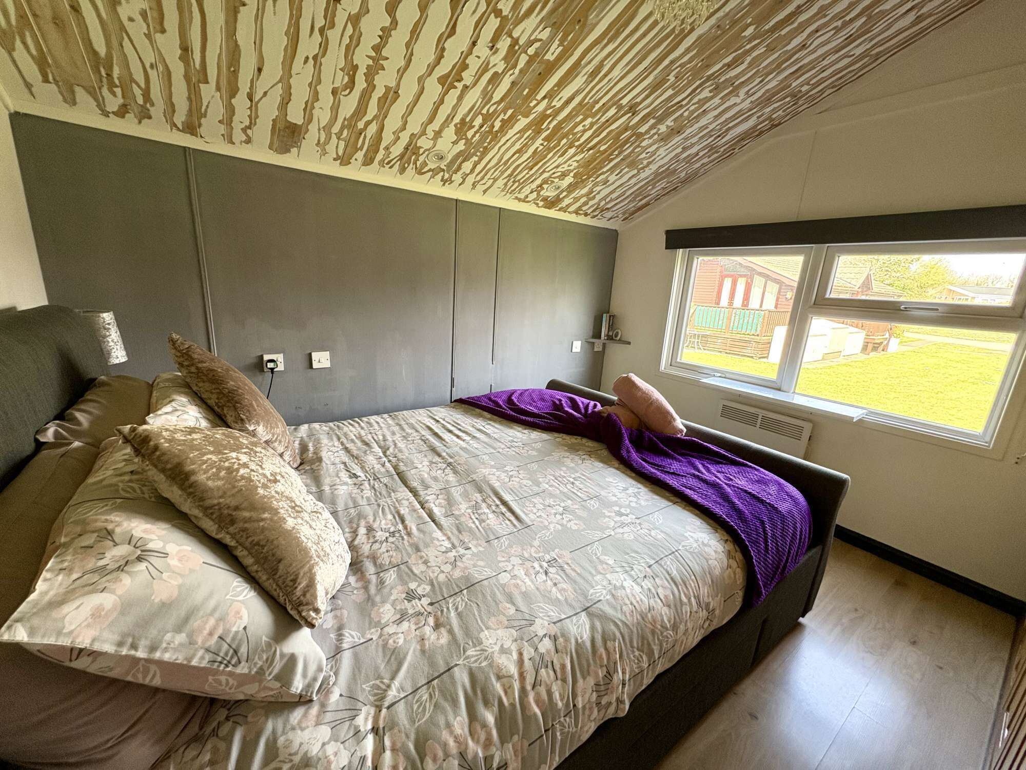 Una camera da letto con un letto, una finestra e vista sull'esterno.