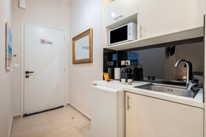 Frigorífico, microondas, horno y placa de cocina