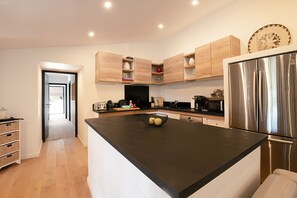 冷蔵庫、電子レンジ、オーブン、コンロ