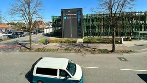 A modern building with a sign for 'EURELIO-KLINIK' and 'GRASCHWER PATIENT MANAGEMENT'. - Apartment Euregio III - Central & close to the clinic (Nordhorn)