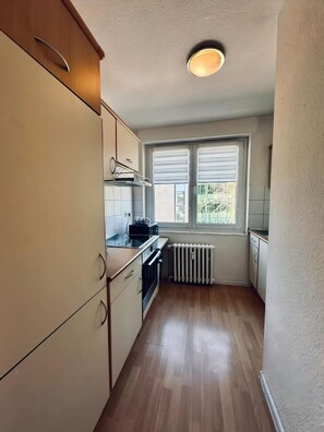 Fridge, microwave, oven, stovetop - Apartment Euregio III - Central & close to the clinic (Nordhorn)