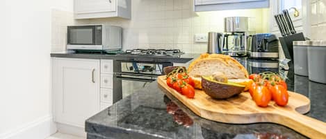 KĂŒhlschrank, Mikrowelle, Ofen, Herdplatte