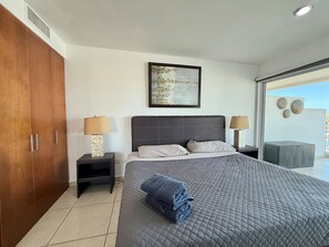 2 soverom, skrivebord, strykejern/-brett og wi-fi