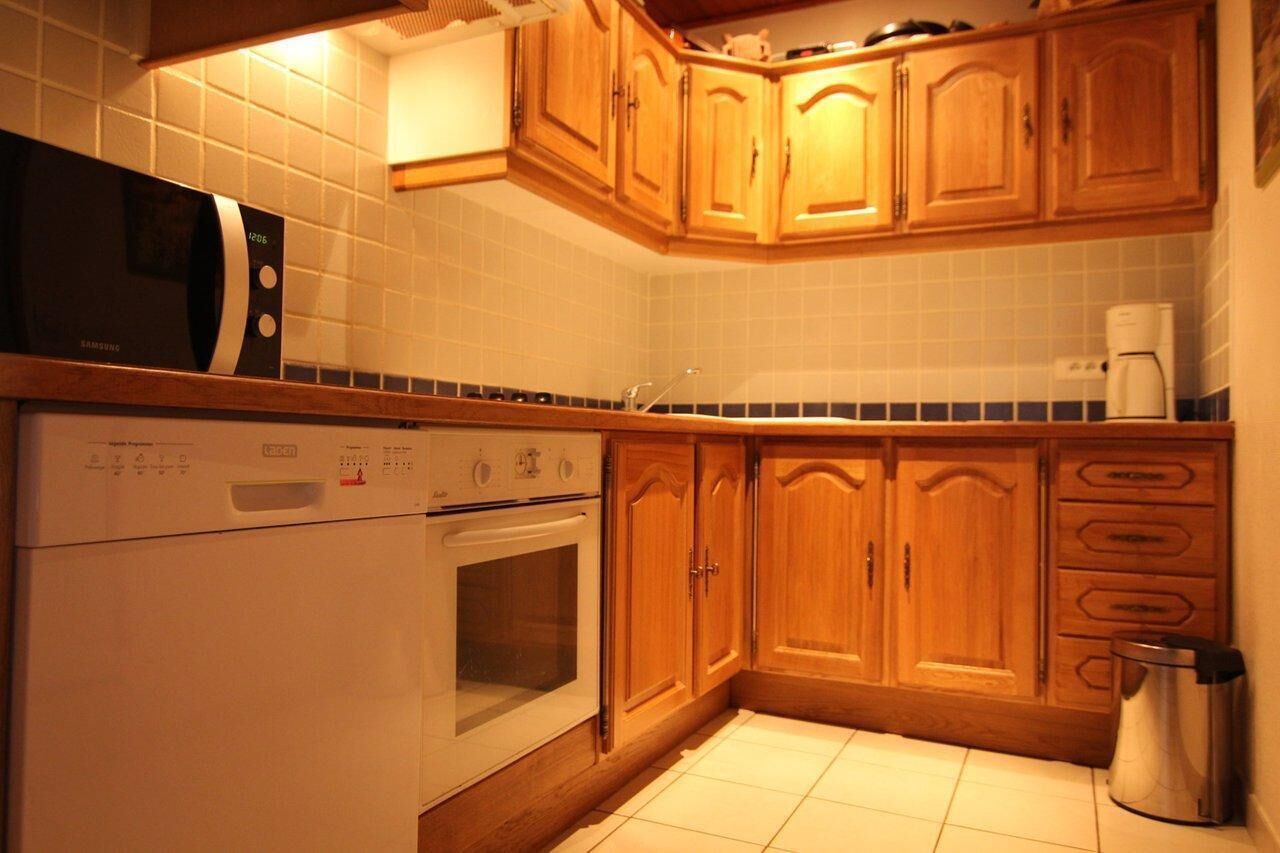 Microwave, oven, dishwasher, coffee/tea maker