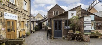 Dog Friendly Apartment - The Miller's Snug at Cowley House