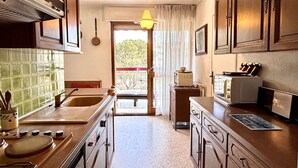 Private kitchen - 3-bedroom apartment in Fréjus with shared pool, near the center (Fréjus)
