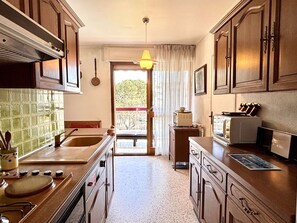 Mikrowelle, Ofen, Herdplatte, Wasserkocher mit Kaffee-/Teezubehör