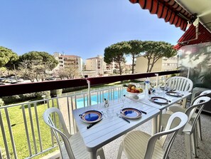 Outdoor dining - 3-bedroom apartment in Fréjus with shared pool, near the center (Fréjus)