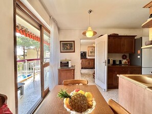 Unclassified image, 5 of 8, button