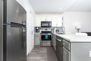 Een koelkast, een microgolfoven, een oven, een kookplaat