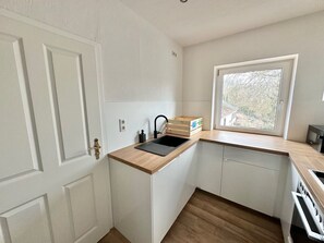 Micro-ondes, plaque de cuisson, lave-vaisselle, cafetiĂšre/bouilloire