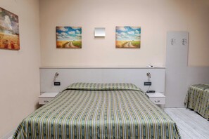 Skrivebord, wi-fi (inkludert) og sengetøy