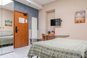 Skrivebord, wi-fi (inkludert) og sengetøy