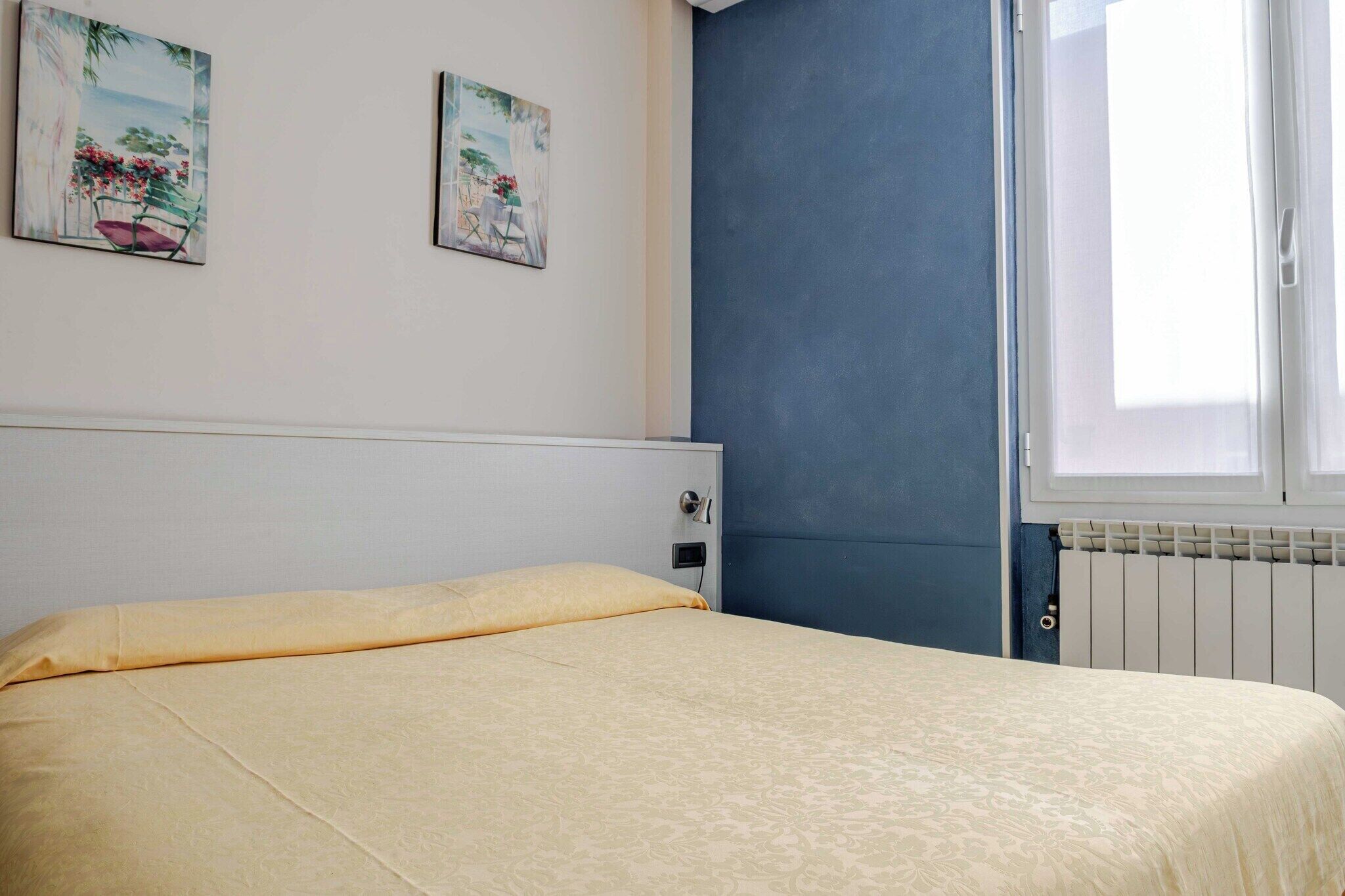 Een bureau, gratis wifi, beddengoed