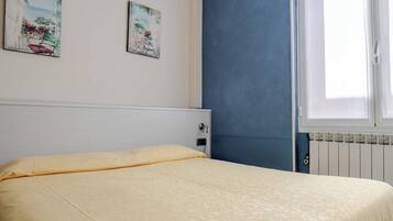 Een bureau, gratis wifi, beddengoed